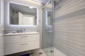 Dusche, Haartrockner, Handtücher, Seife