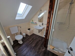 Dusj, toalettartikler (inkludert), hårføner og håndklær