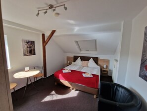 2 soverom, lydisolert, reiseseng for barn og wi-fi (inkludert)