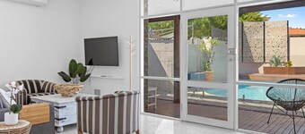 Maylands Coastal Vibe by Home2BnB