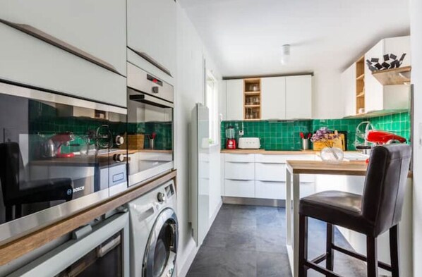 Kühlschrank, Mikrowelle, Ofen, Herdplatte