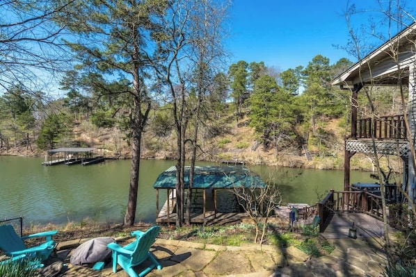 Une propriété au bord du lac, dotée d’un belvédère, d’un espace salon extérieur et d’un quai.