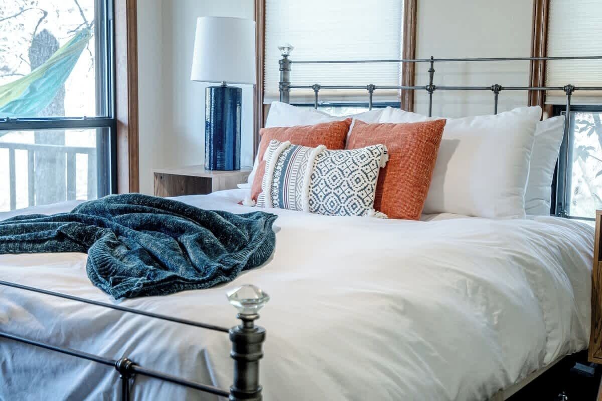 4 bedrooms, iron/ironing board, WiFi, bed sheets