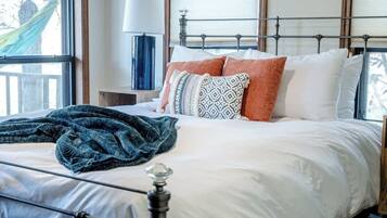 4 bedrooms, iron/ironing board, WiFi, bed sheets