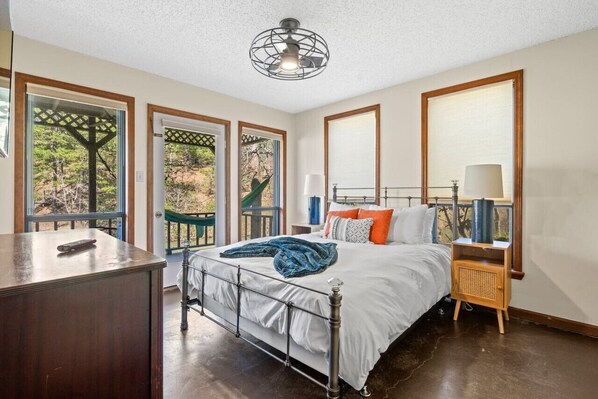 4 habitaciones, escritorio, tabla de planchar con plancha y wifi