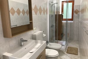 Dusj, hårføner, bidé og håndklær