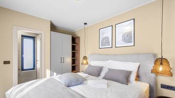 2 bedrooms, in-room safe, iron/ironing board, free WiFi