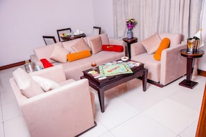 Quarto casal executivo | Área de estar | TV LED 36 polegadas com canais a cabo, filmes pagos