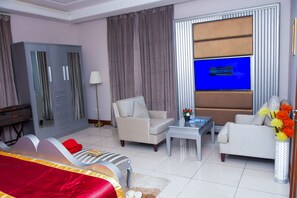 Signature Suite | Minibar, in-room safe, desk, soundproofing