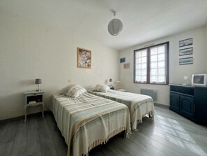 2 bedrooms, iron/ironing board, travel cot