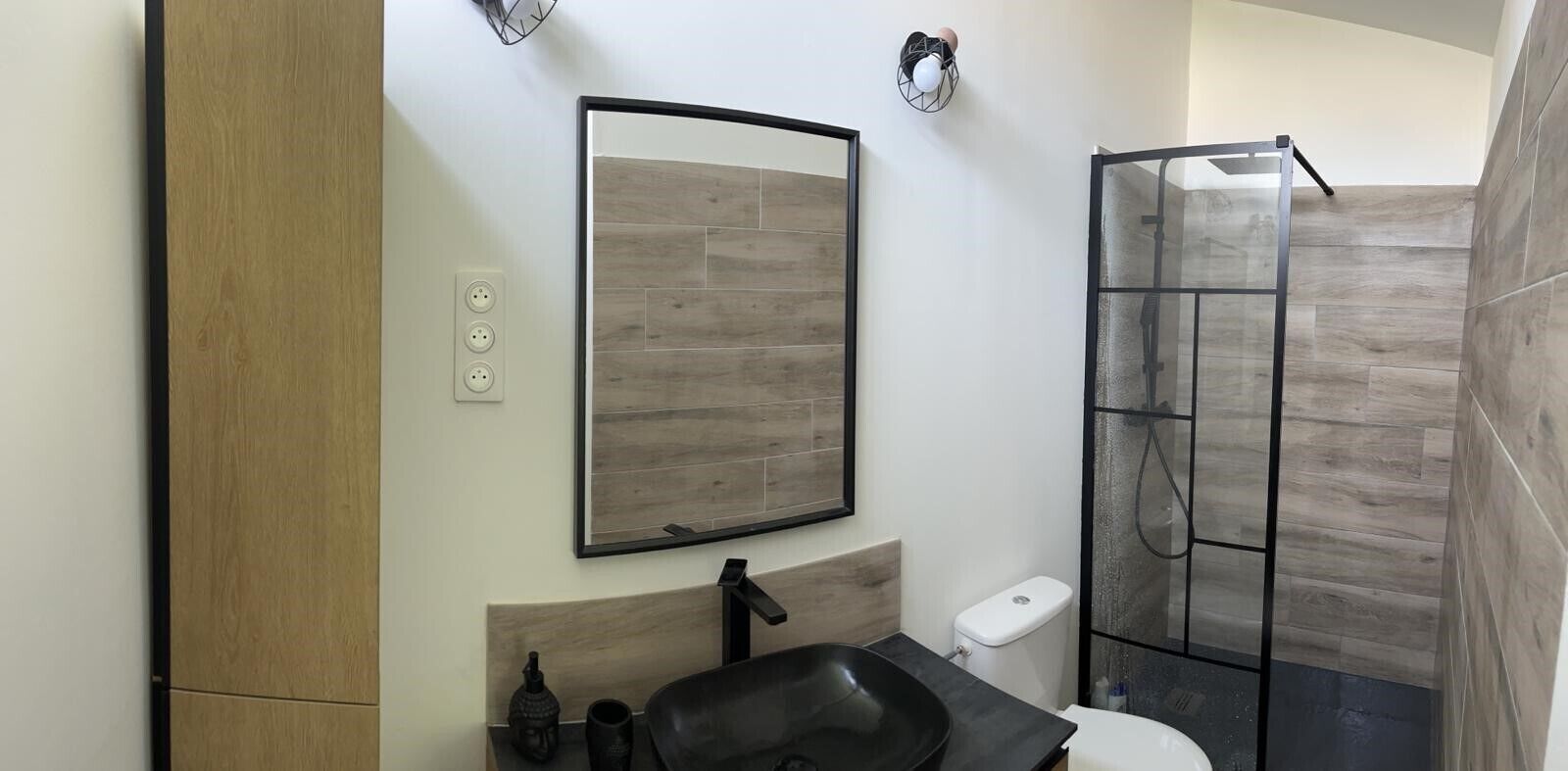 Serviettes fournies, papier toilette