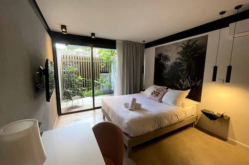 1 Schlafzimmer, hochwertige Bettwaren, Zimmersafe, Schreibtisch
