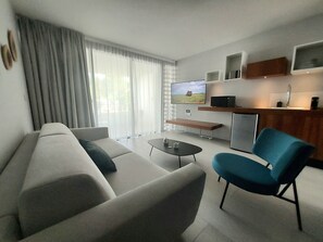 Apartment, City View | Living area | 140-cm LED TV with premium channels, streaming services - Clos de la Rivière (Saint-Denis)