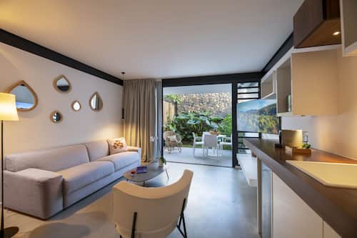 Apartment, Gartenblick, Erdgeschoss | Wohnbereich | 140-cm-LED-Fernseher mit Premium-TV-Sendern, Streaming-Dienste