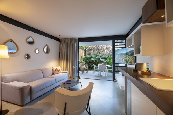 Appartement, uitzicht op tuin, op benedenverdieping | Woonruimte | Een 140-cm ledtelevisie met premium tv-zenders en streamingdiensten