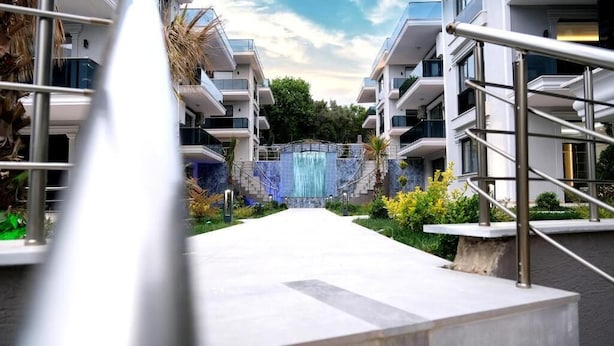 Unclassified image, 1 of 50, button - Flower City Suits (Yalova)