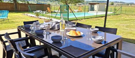 تناول الطعام بالخارج