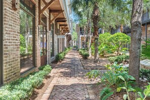 Property grounds - Updated Condo Overlooking Baytowne Wharf! BeachTram, Tropical Pool & Hot Tub. (Miramar Beach)