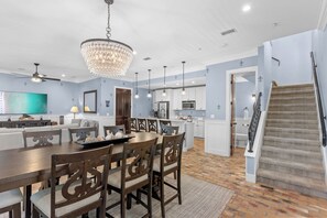 Dining - Updated Condo Overlooking Baytowne Wharf! BeachTram, Tropical Pool & Hot Tub. (Miramar Beach)