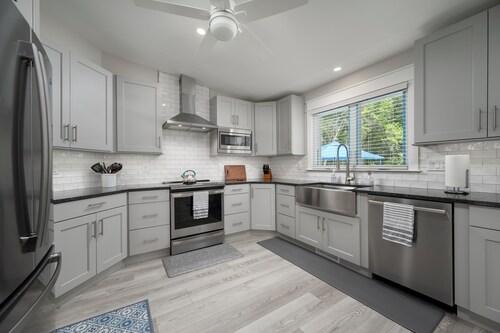 UNIQUE!  PRIVATE POOL, HOT TUB-BBALL, PICKLEBALL, BOCCE COURTS!  Rehoboth Bch