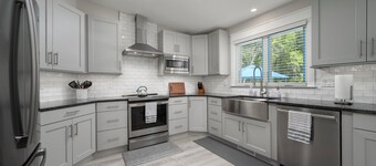 UNIQUE!  PRIVATE POOL, HOT TUB-BBALL, PICKLEBALL, BOCCE COURTS!  Rehoboth Bch