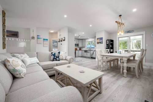 UNIQUE!  PRIVATE POOL, HOT TUB-BBALL, PICKLEBALL, BOCCE COURTS!  Rehoboth Bch