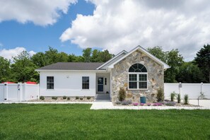 Exterior - UNIQUE!  PRIVATE POOL, HOT TUB-BBALL, PICKLEBALL, BOCCE COURTS!  Rehoboth Bch (Rehoboth Beach)