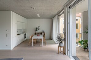 Loft, 2 habitaciones, vista al jardín (107) | Cocina privada | Refrigerador, microondas, horno y parrilla de estufa 