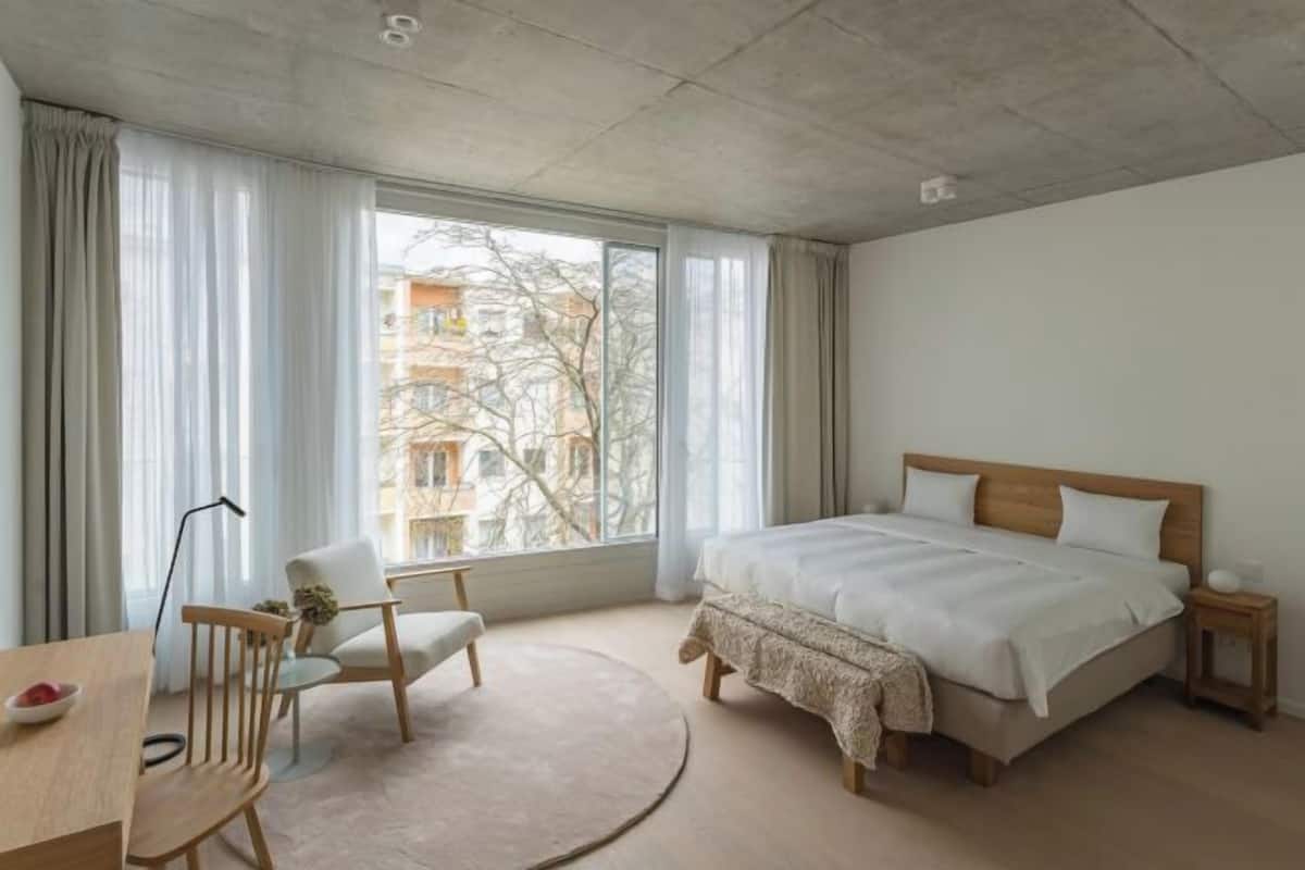 2 bedrooms, hypo-allergenic bedding, down duvets, free minibar items