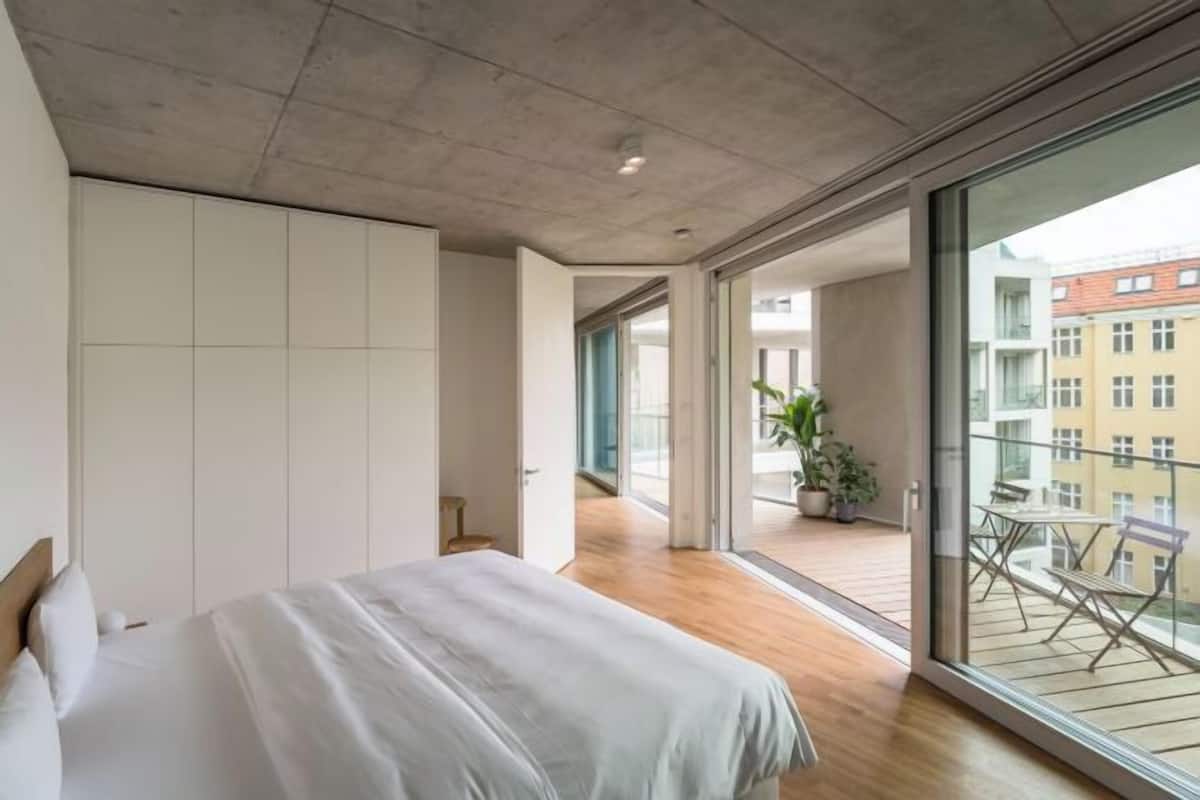 2 bedrooms, hypo-allergenic bedding, down duvets, free minibar items