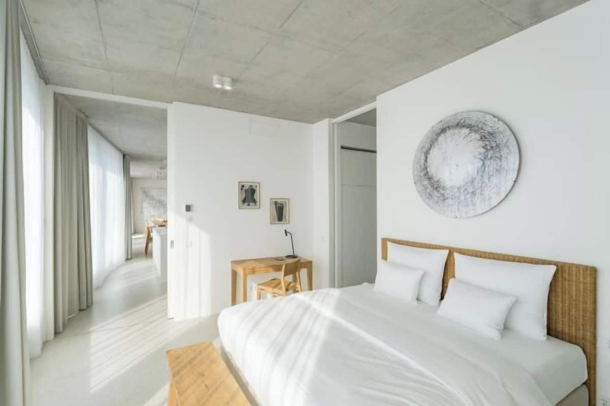 2 bedrooms, hypo-allergenic bedding, down duvets, free minibar items