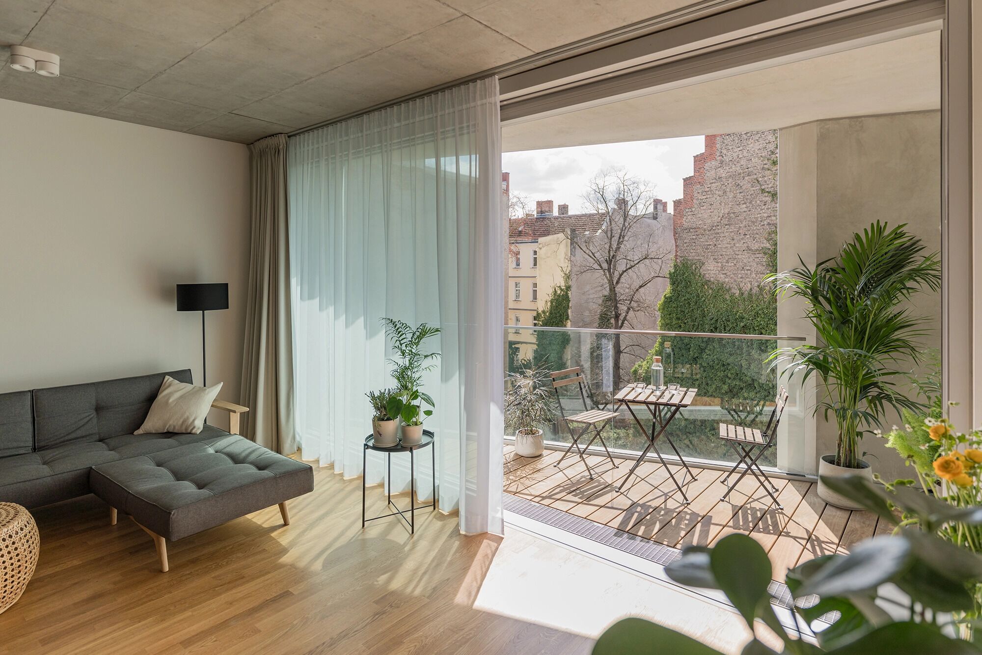 Departamento, vista al jardín (Garden Loft 80) | Área de sala de estar | Smart TV de 85 pulgadas con canales digitales y oficina 