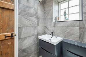 Shower, hair dryer, towels, shampoo - Host & Stay | Colcott Cottage (Fylingthorpe)