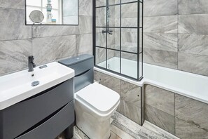 Douche, séchoir à cheveux, serviettes fournies, shampooing