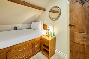 3 bedrooms, iron/ironing board, bed sheets