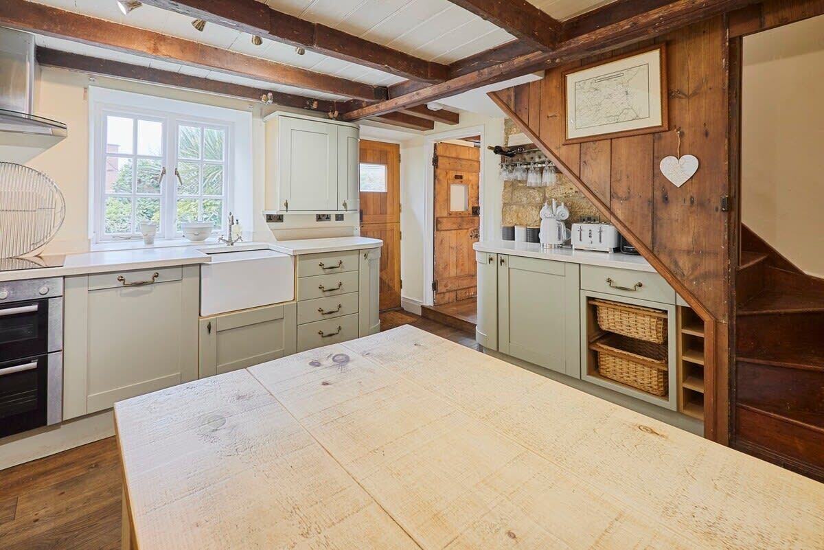 Fridge, oven, stovetop, coffee/tea maker