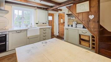 Fridge, oven, stovetop, coffee/tea maker