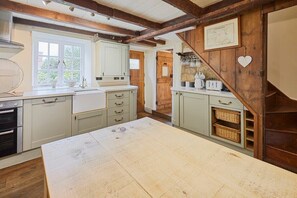 ثلاجة، فرن، موقد طهي مسطح، ماكينة لصنع القهوة/الشاي