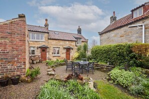 Outdoor dining - Host & Stay | Colcott Cottage (Fylingthorpe)
