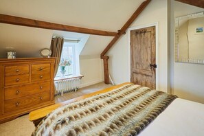 3 quartos, ferros/tábuas de passar roupa, roupa de cama