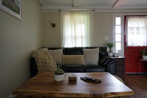 Smart TV, fireplace, books, computer monitors - Lakefront Escape -1 acre / private pool / kayak / fire pit / swing set (Blakeslee)