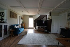 Smart TV, fireplace, books, computer monitors - Lakefront Escape -1 acre / private pool / kayak / fire pit / swing set (Blakeslee)