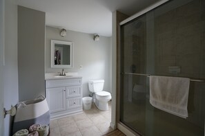 Dusche, Haartrockner, Handtücher, Seife