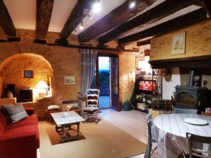 Tv, eldstad och ett bordtennisbord