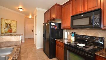 Condo, 3 Bedrooms | Private kitchen