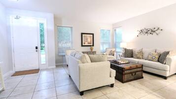 House, 6 Bedrooms | Living area