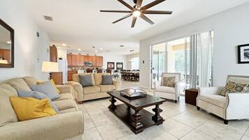 House, 6 Bedrooms | Living area