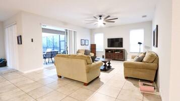 House, 6 Bedrooms | Living area