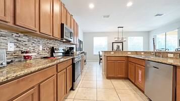 House, 6 Bedrooms | Private kitchen