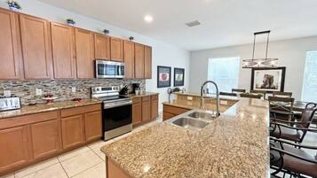 House, 6 Bedrooms | Private kitchen